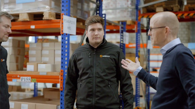 VALK-Inhaber im Gespräch mit dem validdata-Team im Lager — aus dem Erstkontakt ist eine Partnerschaft geworden.